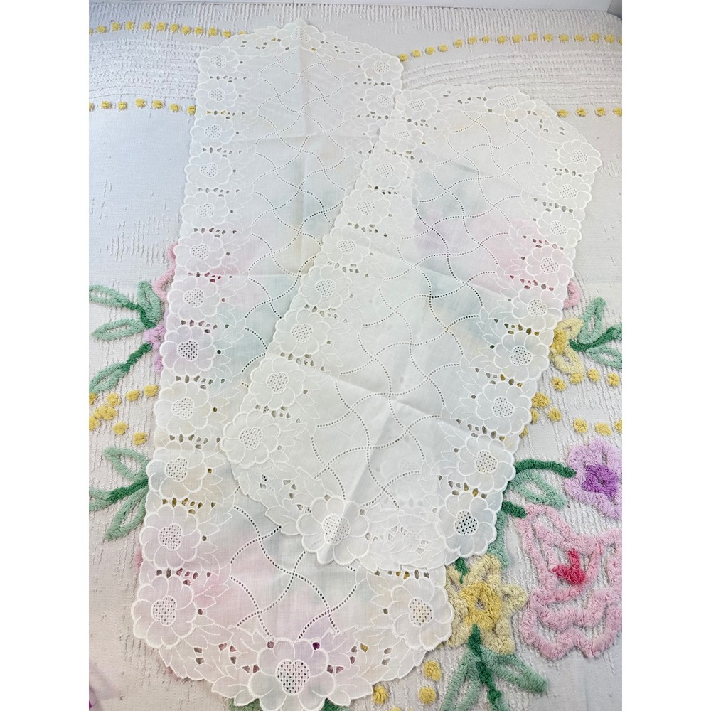 Vintage White Eyelet Lace Table Runner Floral Scalloped Edge Cutwork 41x11